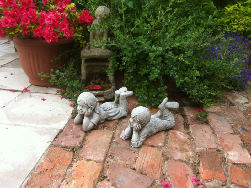 (NEW) SMALL STONE BOY AND GIRL LAYING STONE GARDEN ORNAMENTS FROST